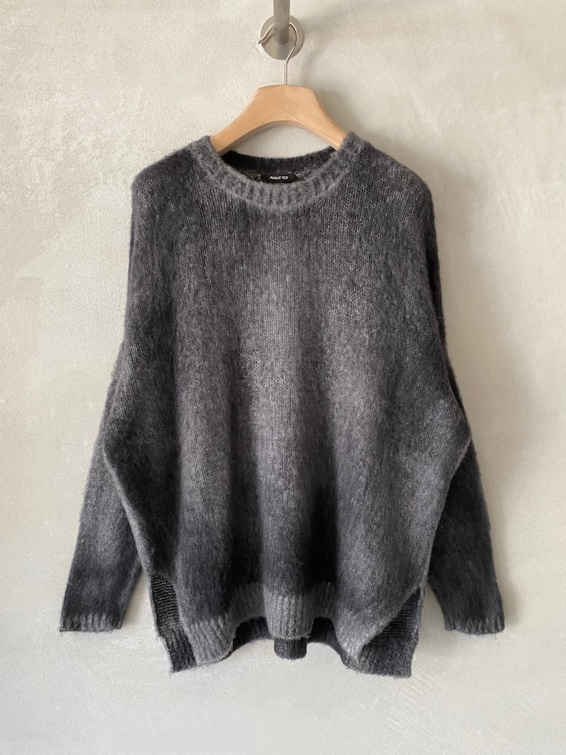 Maglione oversize grigio Avant Toi in cashmere e seta dipinto a mano, con ampio scollo tondo, spalla calata e spacchi laterali