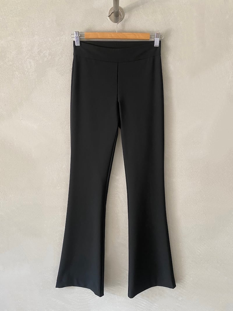 Pantaloni a trombetta neri in tessuto elasticizzato, a vita alta con fascione, linea aderente fino al ginocchio e fondo svasato, Marina Lari.