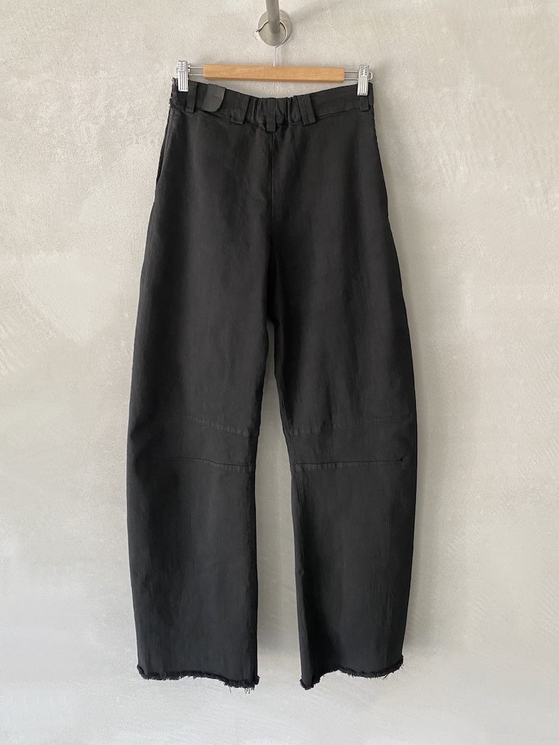 Pantaloni lunghi neri in denim tinto in capo, con vita elasticizzata sul retro, chiusura laterale con zip e linea barrel, Serie Numerica.