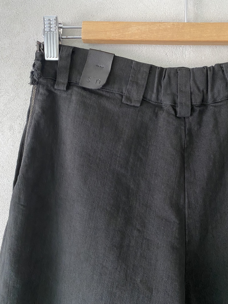 Pantaloni barrel neri in denim tinto in capo Serie Numerica