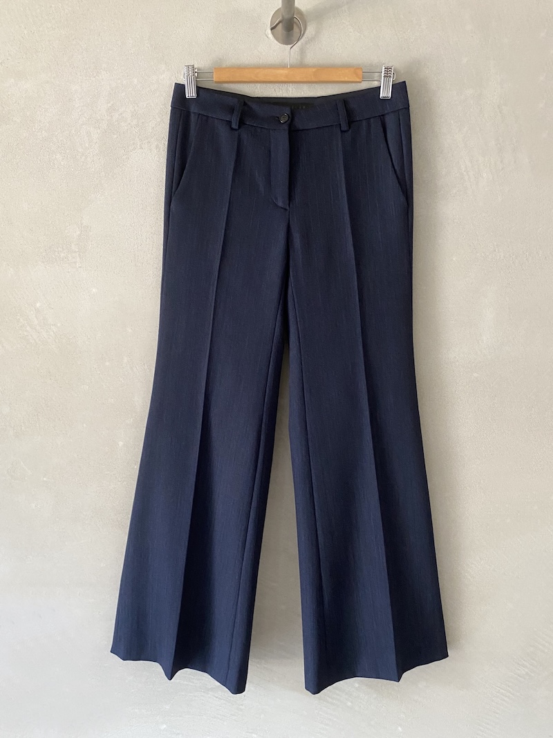 Pantaloni blu in lana con effetto fiammato verticale, vita bassa e gamba dritta leggermente svasata, Marina Lari.