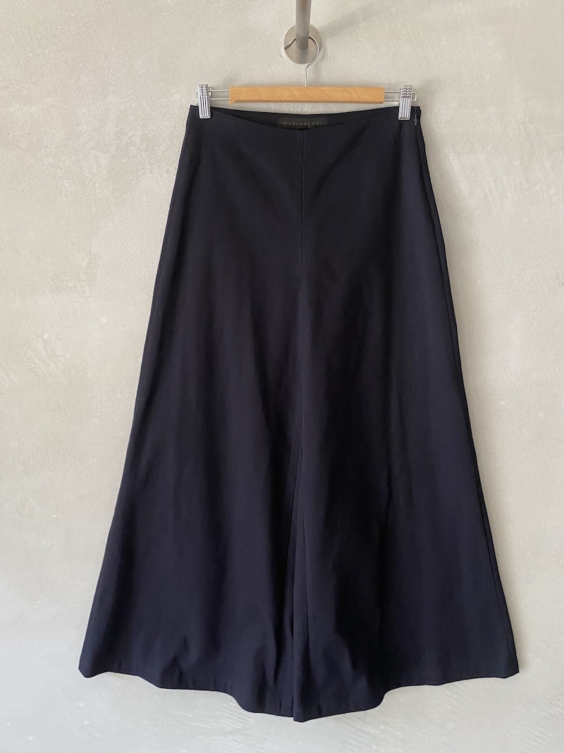 Pantaloni blu navy in cotone pesante con gamba larga svasata, vita normale, chiusura laterale con zip e tasche posteriori applicate, Marina Lari.