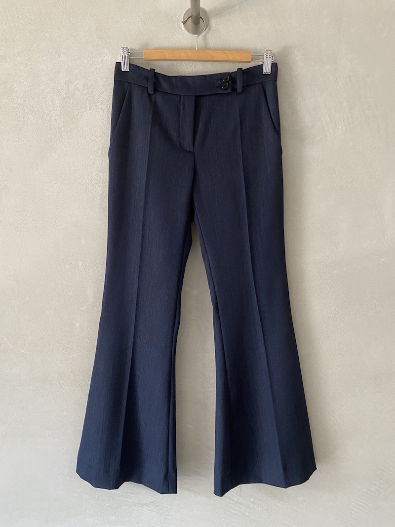 Pantaloni blu in lana con effetto fiammato verticale, vita bassa e gamba svasata, Marina Lari.