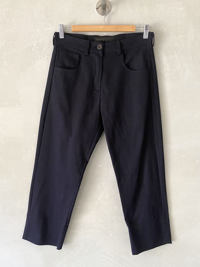 Pantaloni crop blu navy in cotone pesante con cavallo basso, modello cinque tasche e linea dritta, Marina Lari.