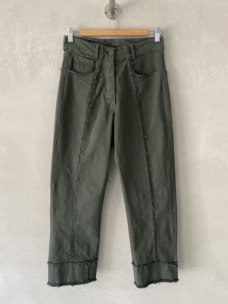 Pantaloni crop verde army in denim tinto in capo, modello cinque tasche con orlo e cuciture centrali a vivo sfilacciato, Serie Numerica.