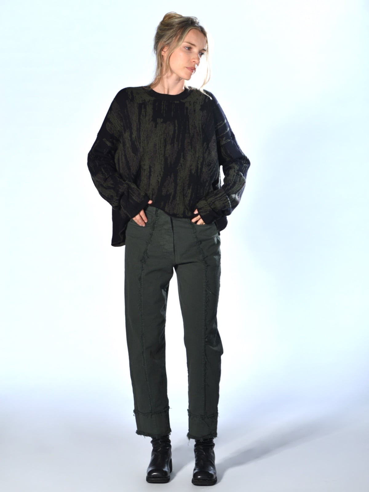 Pantaloni crop verde army in denim tinto in capo, modello cinque tasche con orlo e cuciture centrali a vivo sfilacciato, Serie Numerica.