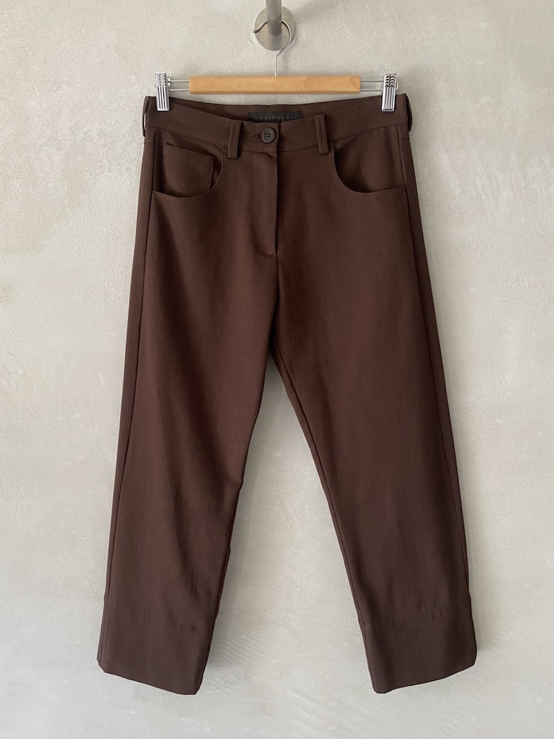 Brown cropped trousers in heavy cotton with a low crotch, five-pocket style and straight fit, by Marina Lari.