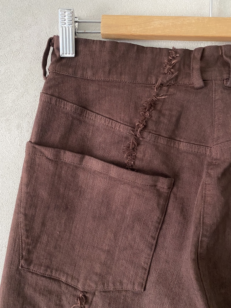 Brown cropped trousers in garment-dyed denim from the Serie Numerica