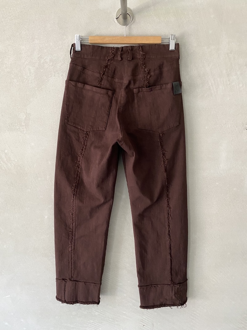 Brown cropped trousers in garment-dyed denim from the Serie Numerica