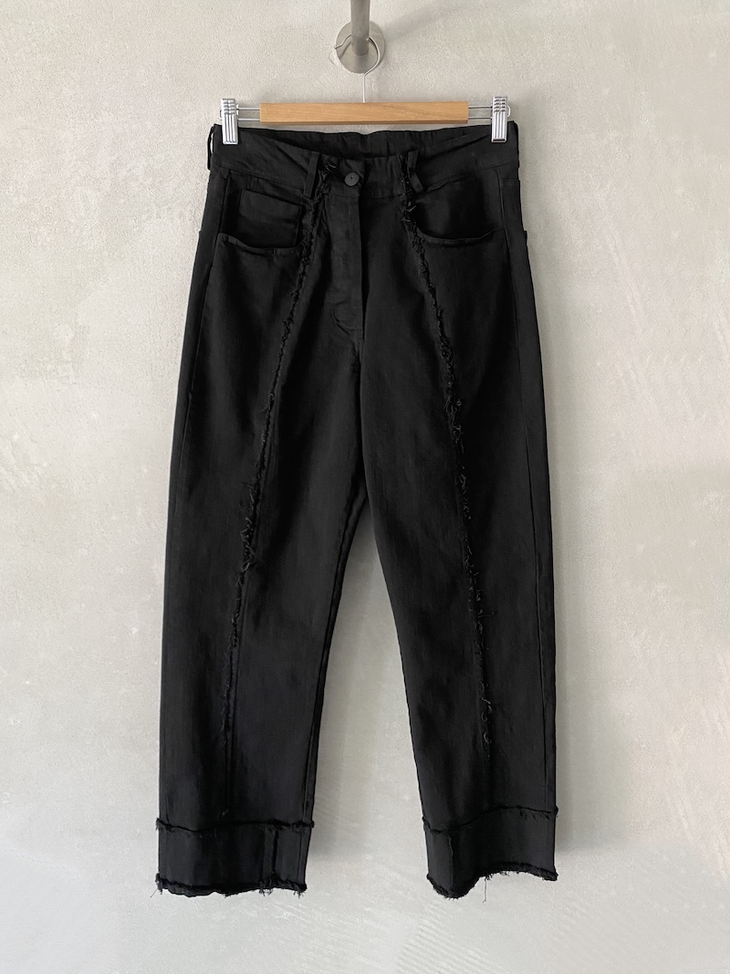 Pantaloni crop neri in denim tinto in capo, modello cinque tasche con orlo e cuciture centrali a vivo sfilacciato, Serie Numerica.