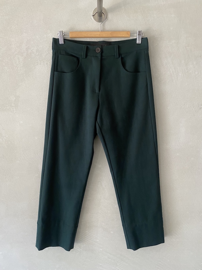 Bottle green cropped trousers in heavy cotton with a low crotch, five-pocket style and straight fit, Marina Lari.