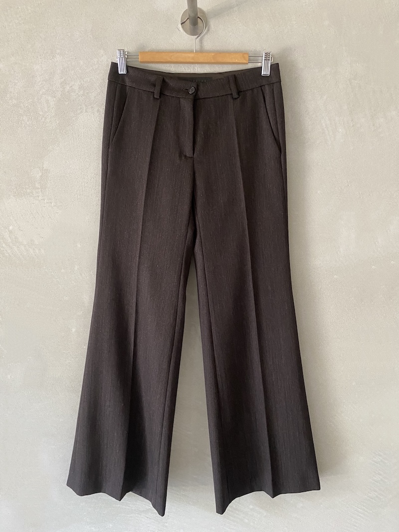 Pantaloni marroni in lana con effetto fiammato verticale, vita bassa e gamba dritta leggermente svasata, Marina Lari.