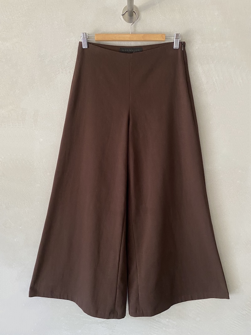 Pantaloni marroni in cotone pesante con gamba larga svasata, vita normale, chiusura laterale con zip e tasche posteriori applicate, Marina Lari.