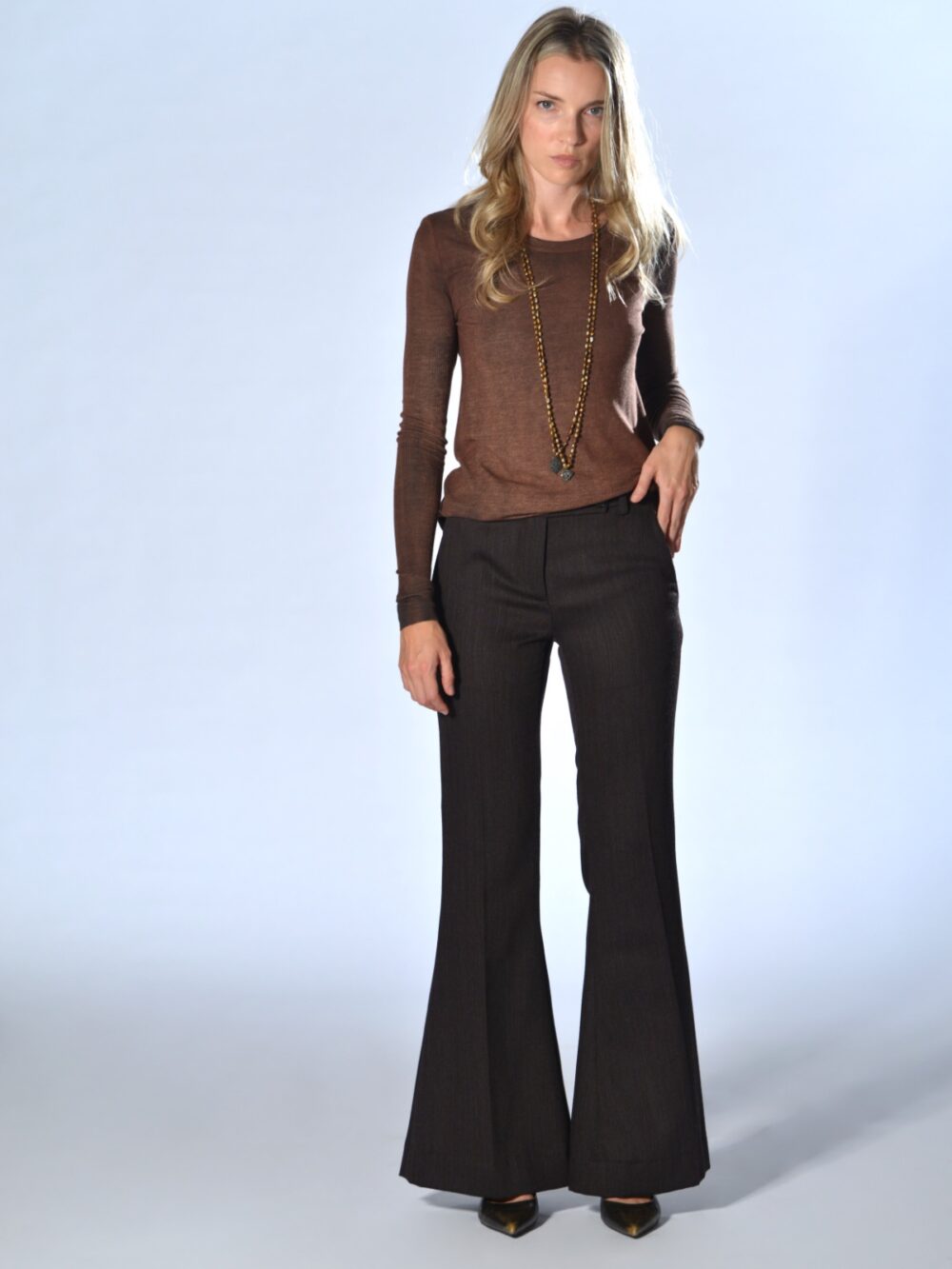 Pantaloni marroni in lana con effetto fiammato verticale, vita bassa e gamba svasata, Marina Lari.