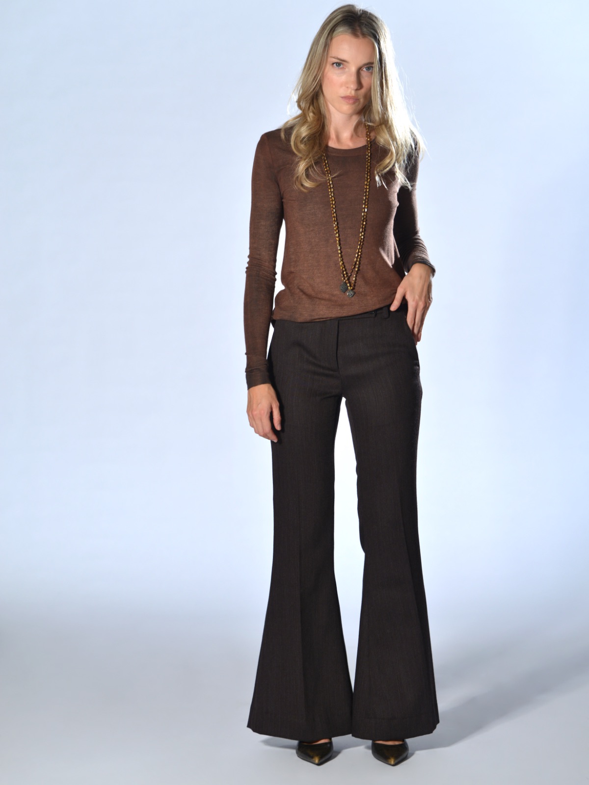 Pantaloni marroni in lana con effetto fiammato verticale, vita bassa e gamba svasata, Marina Lari.