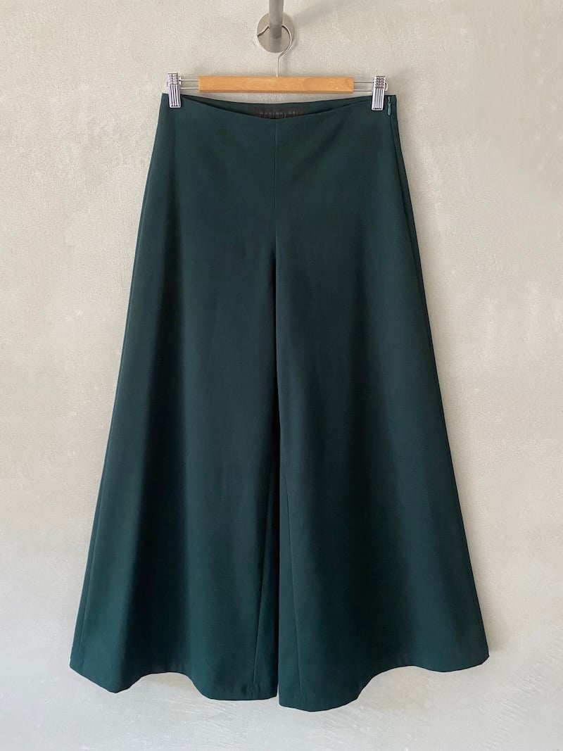 Pantaloni verde bottiglia in cotone pesante con gamba larga svasata, vita normale, chiusura laterale con zip e tasche posteriori applicate, Marina Lari.