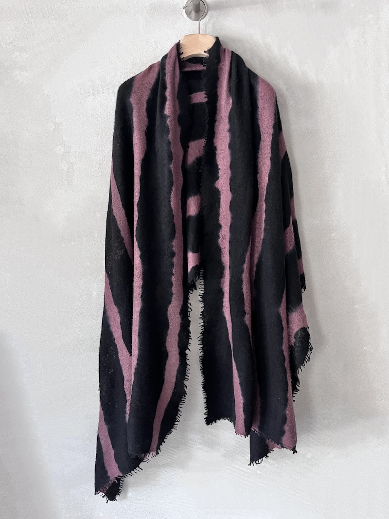 Sciarpa bicolore nera e rosa in cashmere, tinta a mano con tecnica shibori, motivo a righe sfumate e bordi sfrangiati a taglio vivo, Mirror in the Sky.
