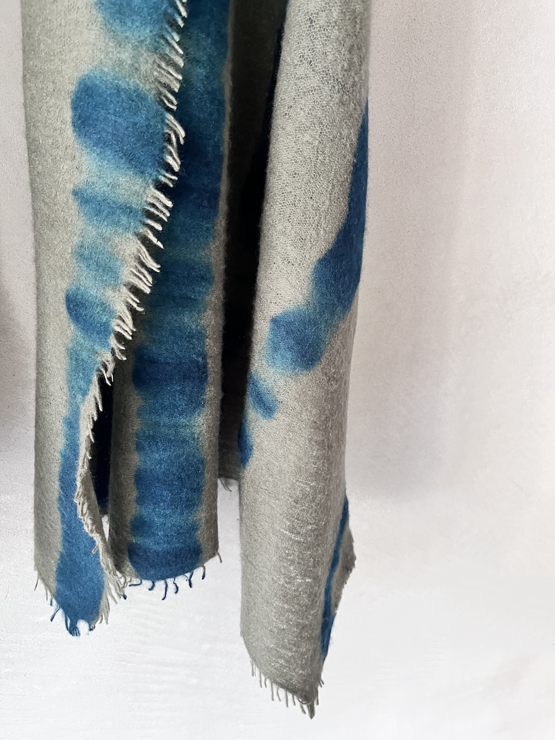 Sciarpa bicolore verde salvia e ottanio in cashmere shibori Mirror in the Sky.jpeg