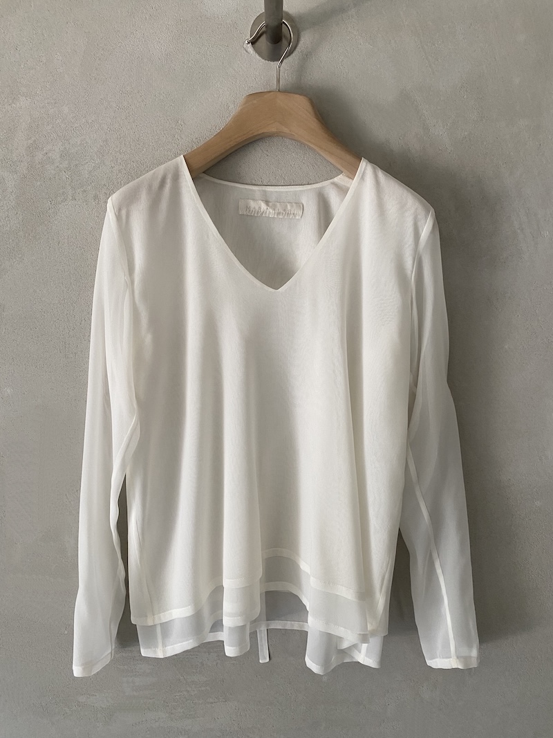 Blusa bianca in crêpe de Chine con corpino doppio, scollo a V, maniche lunghe, laccetto regolabile sul retro e fondo a doppio strato, Marina Lari.