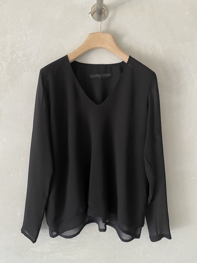 Blusa nera in crêpe de Chine con corpino doppio, scollo a V, maniche lunghe, laccetto regolabile sul retro e fondo a doppio strato, Marina Lari.