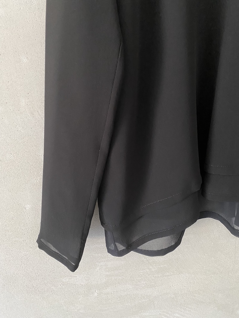 blusa nera in crepe de chine Marina Lari Blusa nera in crêpe de Chine con corpino doppio, scollo a V, maniche lunghe, laccetto regolabile sul retro e fondo a doppio strato, Marina Lari.