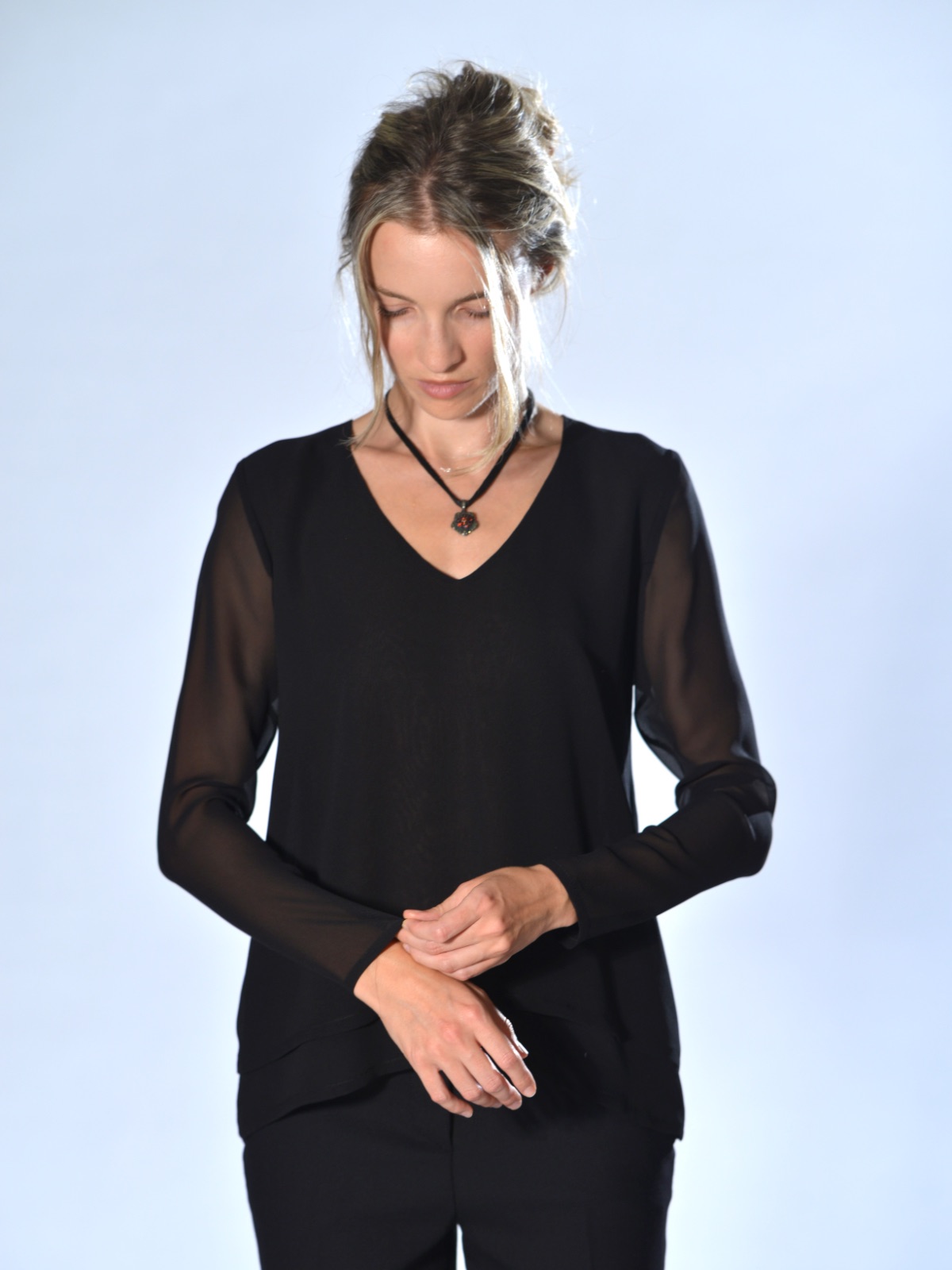 Blusa nera in crêpe de Chine con corpino doppio, scollo a V, maniche lunghe, laccetto regolabile sul retro e fondo a doppio strato, Marina Lari.