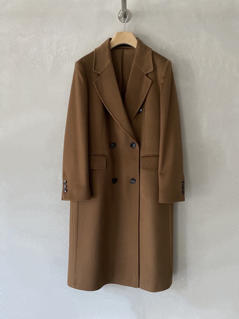 Cappotto doppiopetto cammello in cashmere con ampio revers classico, chiusura a sei bottoni, tasche con patta e taschino interno, Marina Lari.
