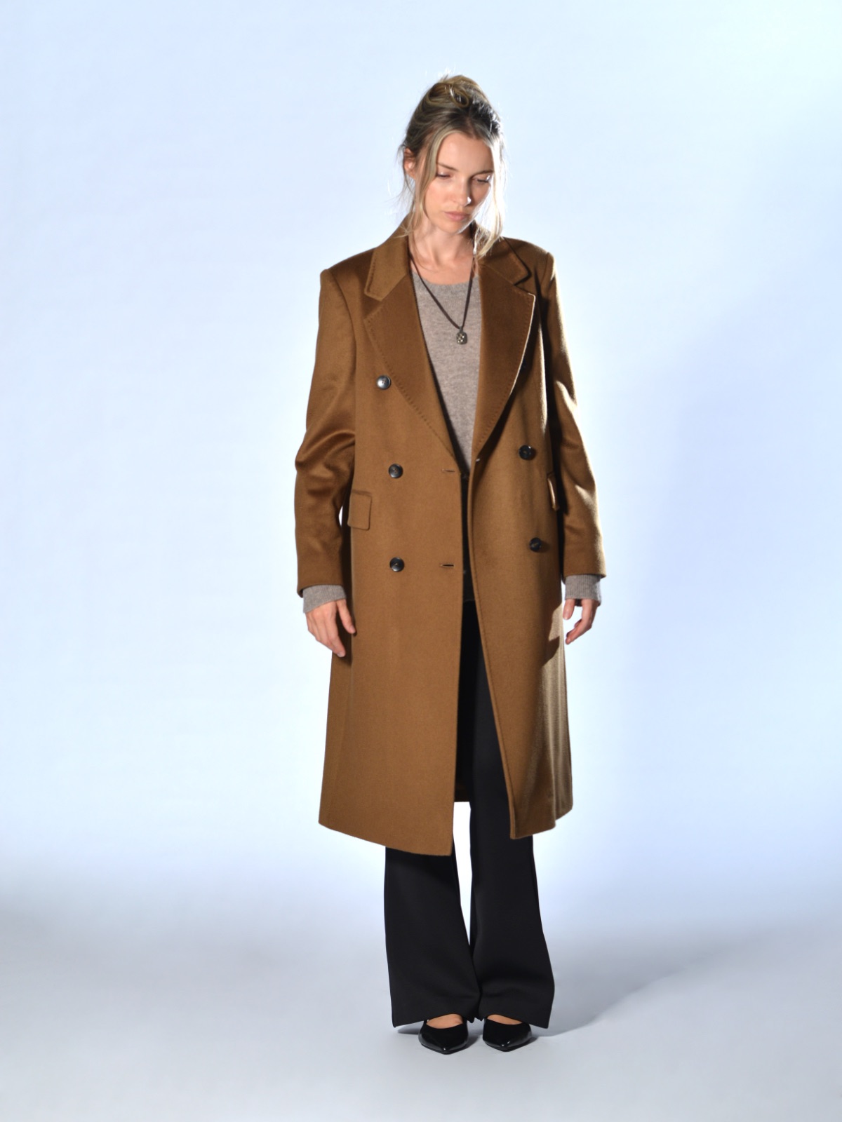 Cappotto doppiopetto cammello in cashmere con ampio revers classico, chiusura a sei bottoni, tasche con patta e taschino interno, Marina Lari.