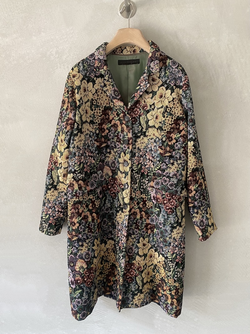 Cappotto oversize multicolor in tessuto jacquard con motivo floreale, colletto classico, chiusura a cinque bottoni e tasche a filetto con patta, Marina Lari.