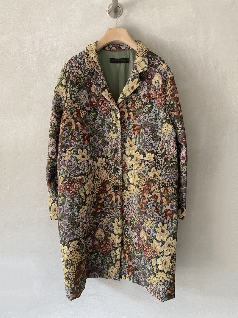 Cappotto oversize multicolor in tessuto jacquard con motivo floreale, colletto classico, chiusura a cinque bottoni e tasche a filetto con patta, Marina Lari.