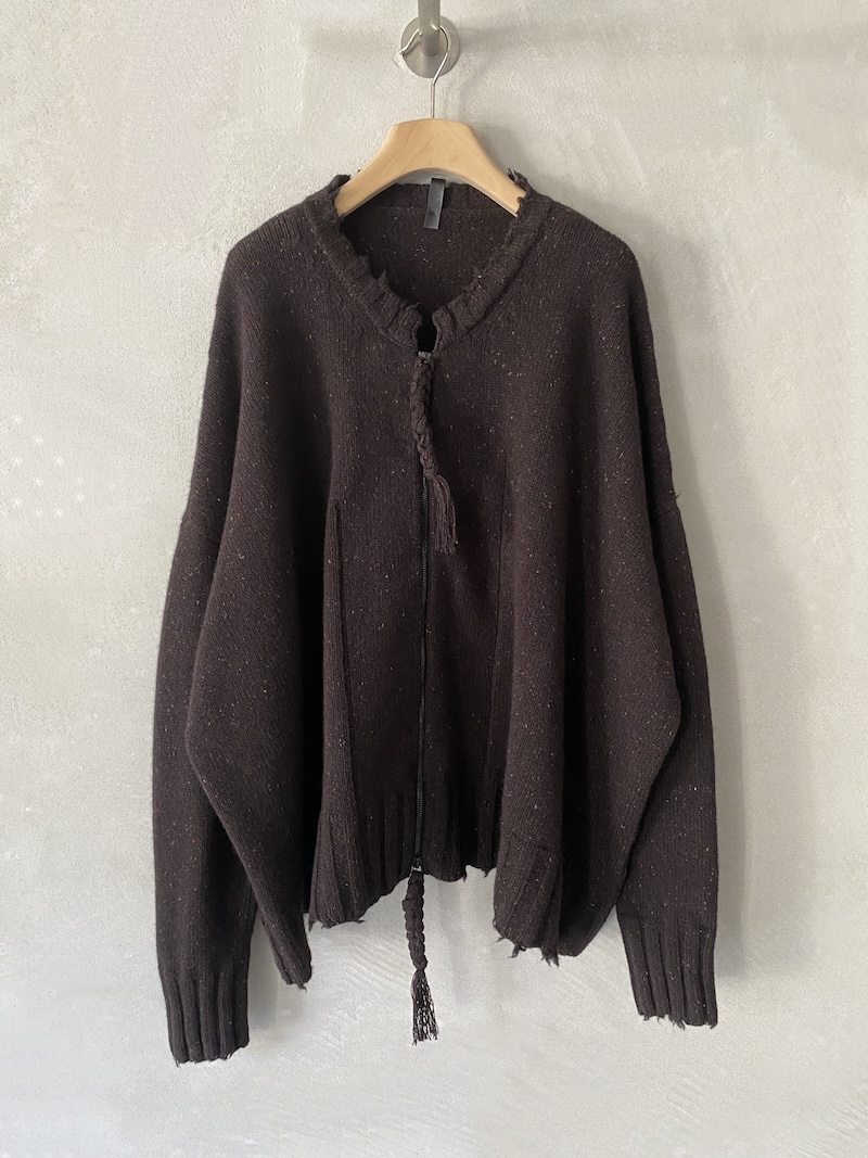 Cardigan oversize marrone in maglia con collo tondo, bordi sfrangiati, zip a doppio cursore e dettagli a taglio vivo, Serie Numerica.