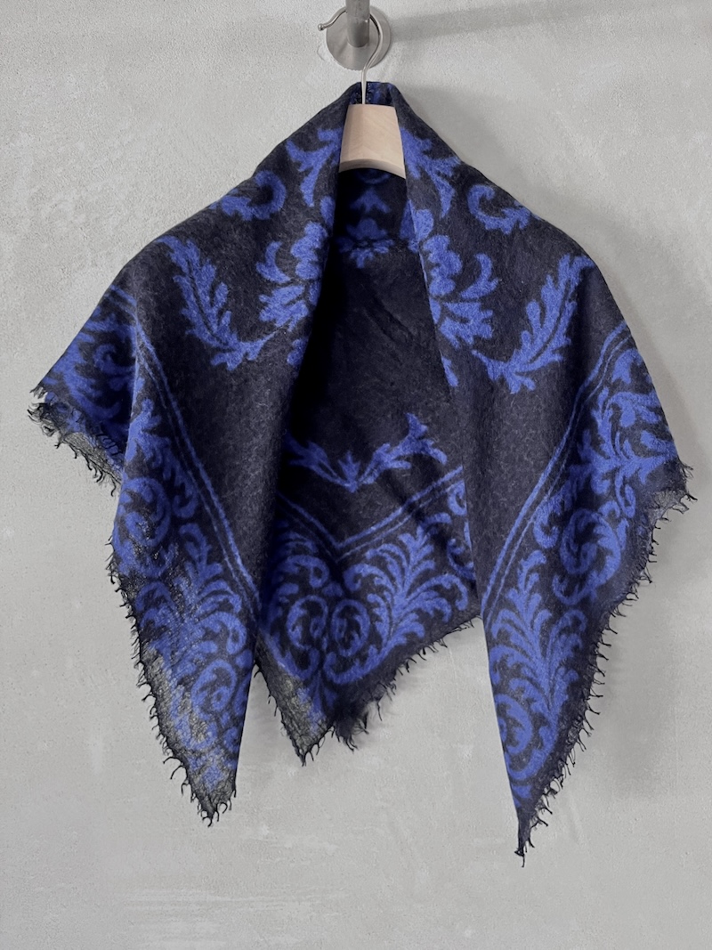Foulard bicolore blu in cashmere leggerissimo con motivo floreale, bordi sfrangiati rifiniti a taglio vivo, Mirror in the Sky.