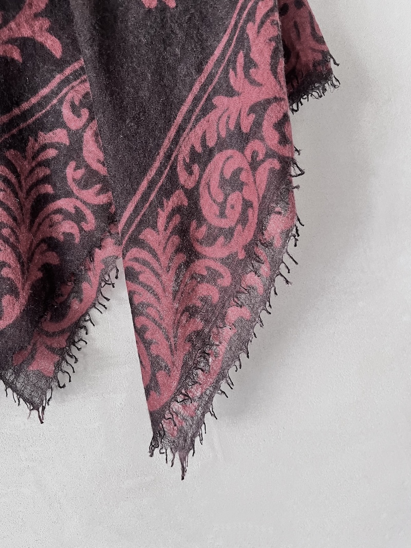 Foulard bicolore marrone e rosso in cashmere leggerissimo con motivo floreale, bordi sfrangiati rifiniti a taglio vivo, Mirror in the Sky.
