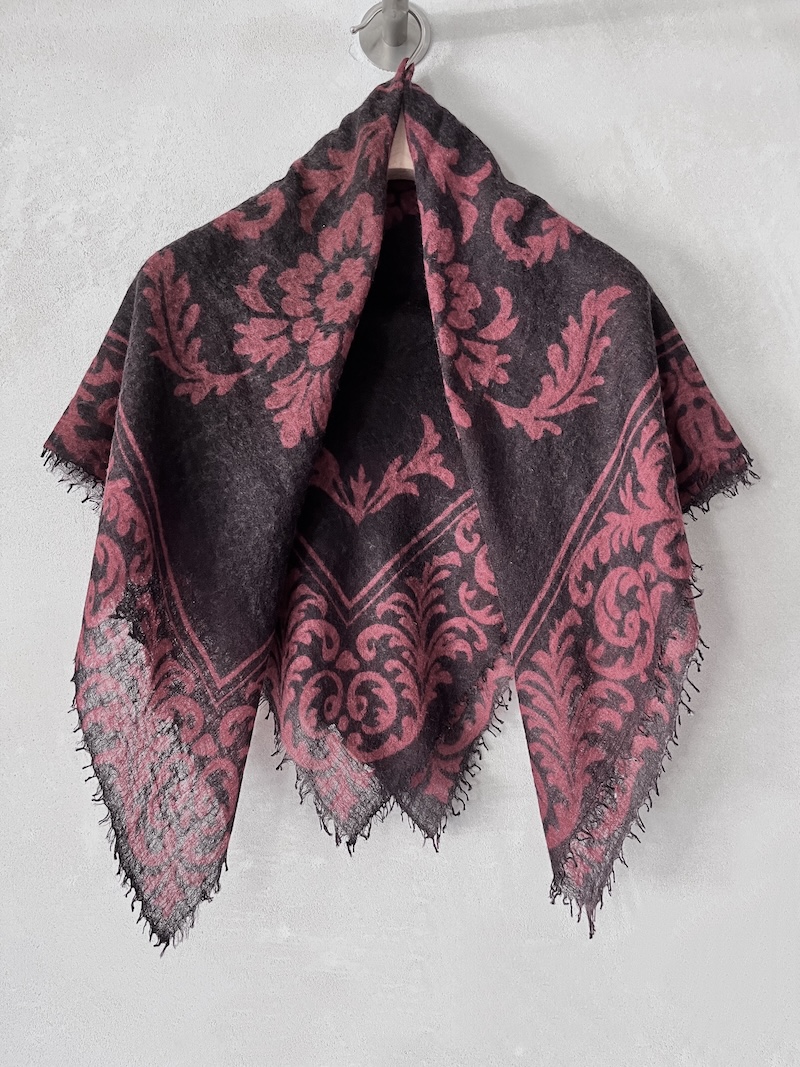 Foulard bicolore marrone e rosso in cashmere leggerissimo con motivo floreale, bordi sfrangiati rifiniti a taglio vivo, Mirror in the Sky.