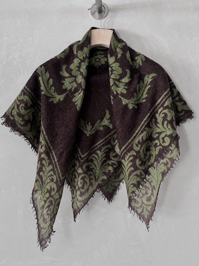 Foulard bicolore marrone e verde in cashmere leggerissimo con motivo floreale, bordi sfrangiati rifiniti a taglio vivo, Mirror in the Sky.