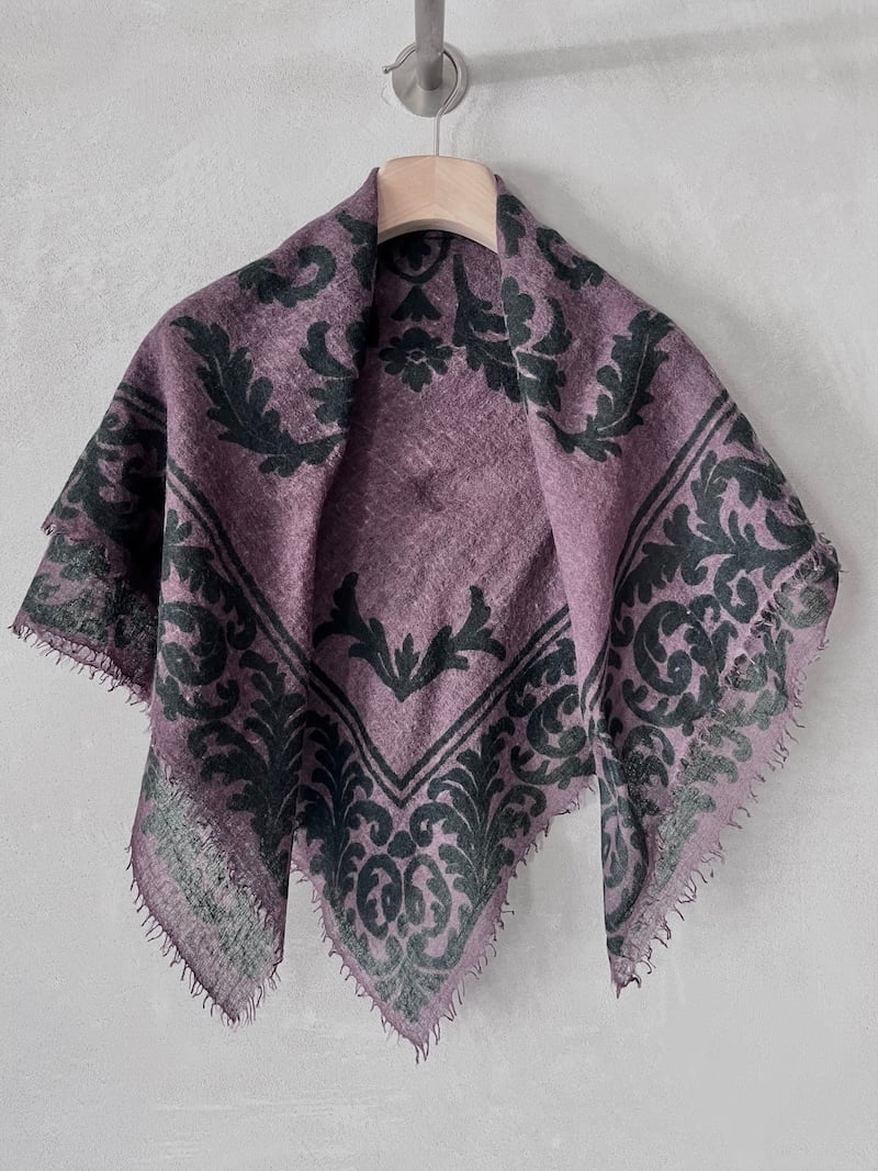 Foulard bicolore prugna e verde in cashmere leggerissimo con motivo floreale, bordi sfrangiati rifiniti a taglio vivo, Mirror in the Sky.