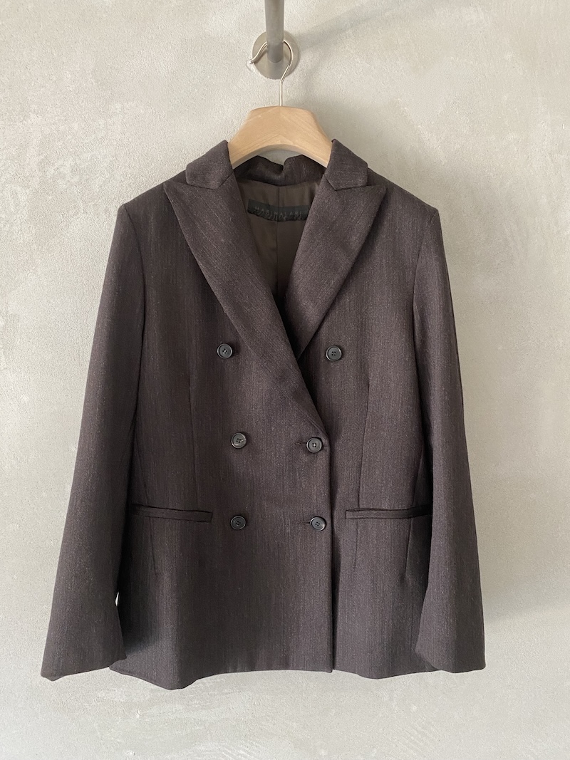 Giacca monopetto marrone in tessuto di lana con effetto fiammato verticale, revers classico, chiusura a tre bottoni e tasche a filetto con patta, Marina Lari.