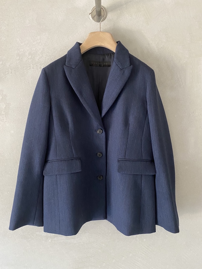 Giacca monopetto blu in tessuto di lana con effetto fiammato verticale, revers classico, chiusura a tre bottoni e tasche a filetto con patta, Marina Lari.