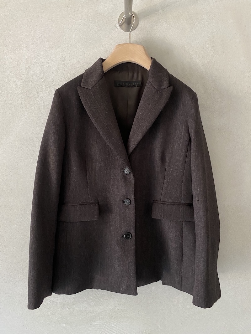 Giacca monopetto marrone in tessuto di lana con effetto fiammato verticale, revers classico, chiusura a tre bottoni e tasche a filetto con patta, Marina Lari.