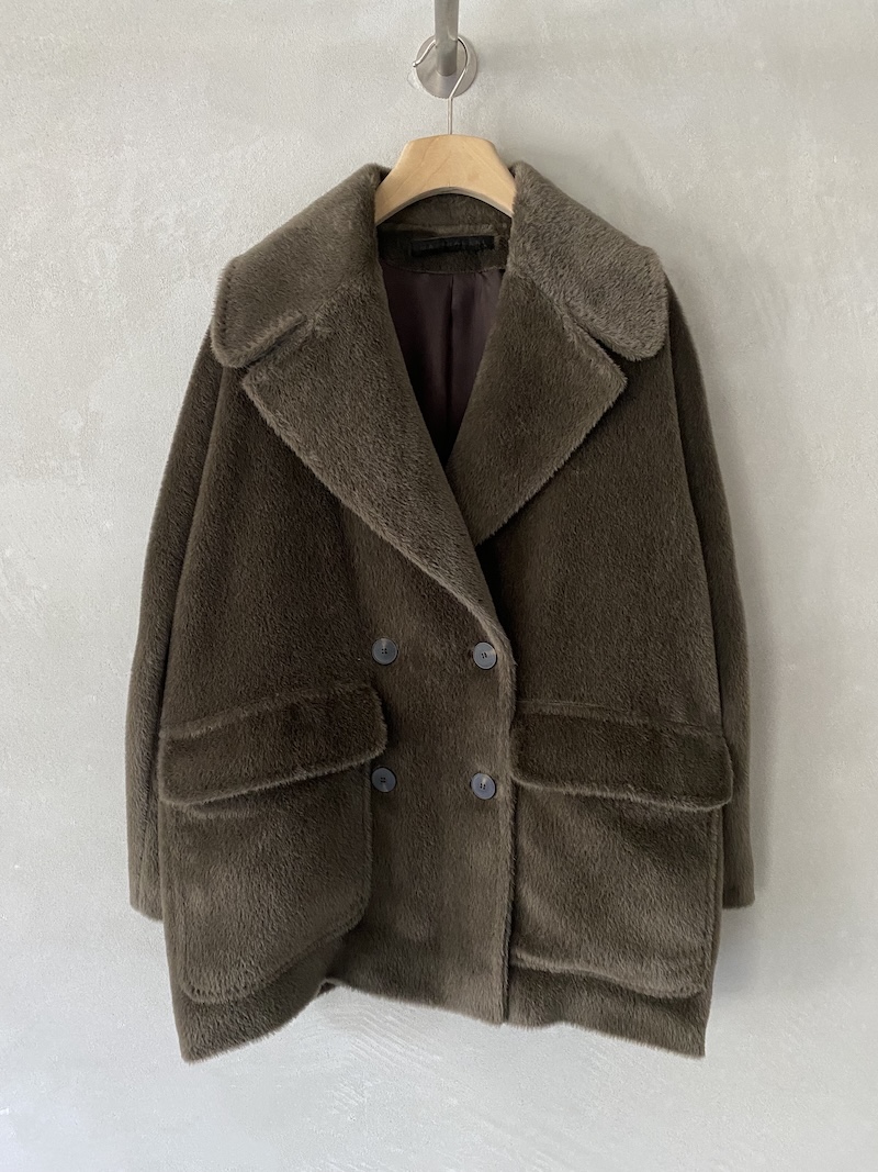 Giaccone oversize marrone in alpaca e lana con ampio revers classico, chiusura doppiopetto a quattro bottoni e tasche applicate con patta, Marina Lari.