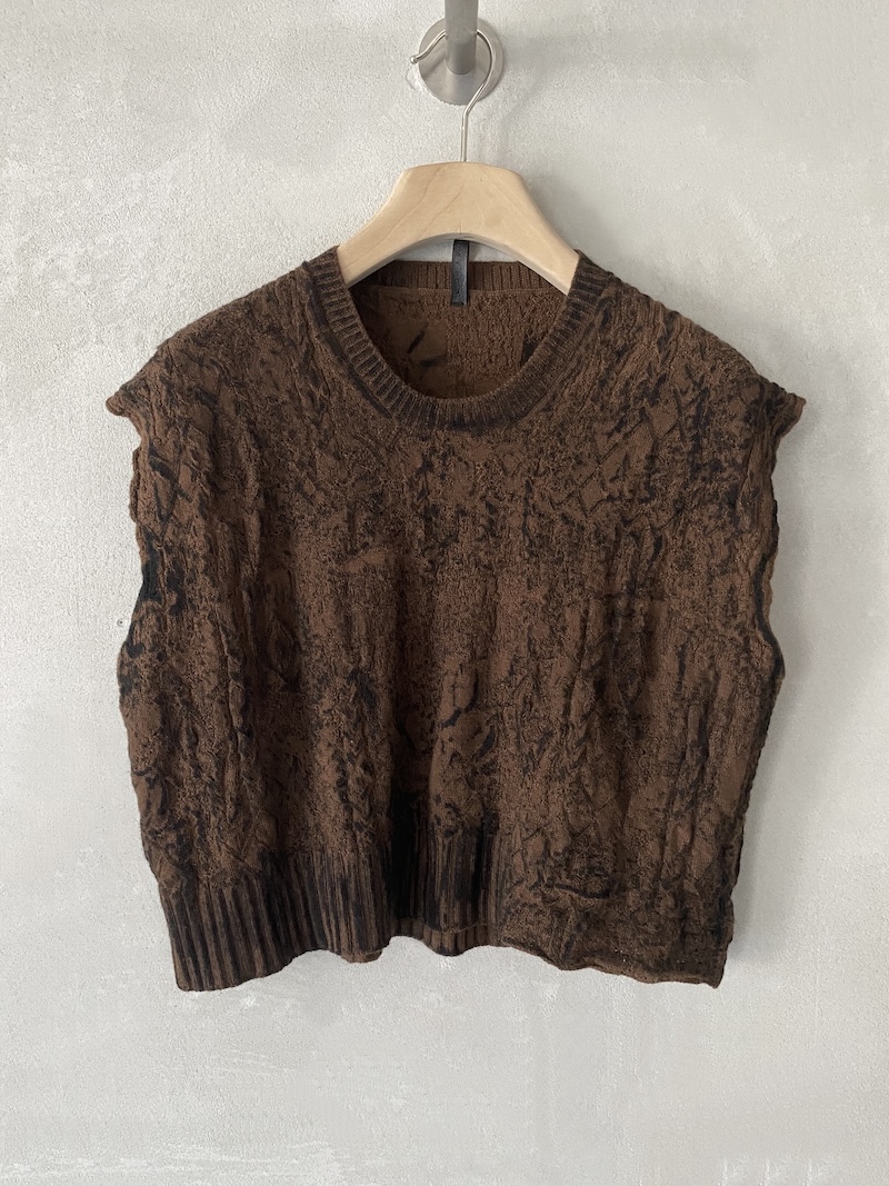 Gilet crop ruggine in maglia con lavorazione a rilievo, trattamento sfumato a mano, girocollo a costine e spalla scesa, Serie Numerica.