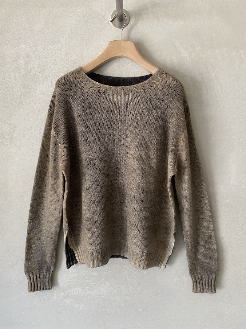 Maglia beige F Cashmere in cashmere dipinto a mano con effetto sfumato, scollo tondo ampio e spacchi laterali