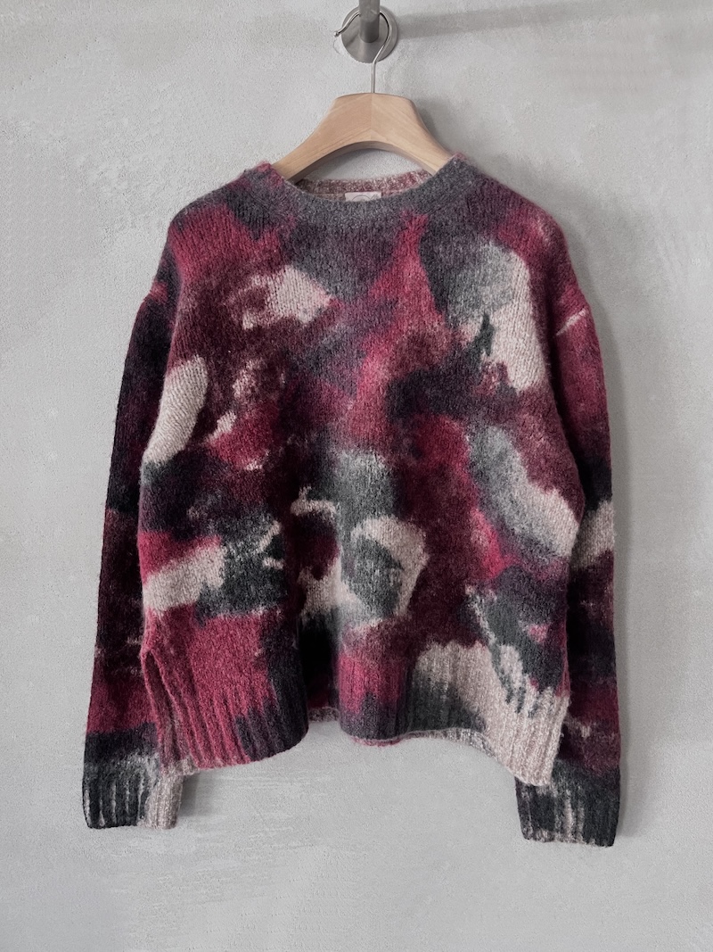 Maglia boxy multicolor F Cashmere in cashmere dipinto a mano, con scollo tondo, spalla calata e spacchi laterali