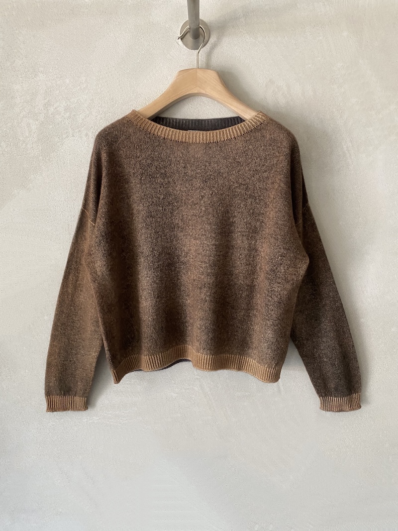 Maglia boxy marrone in cashmere dipinto a mano con effetto sfumato, spalla calata, maniche lunghe e scollo tondo ampio, F Cashmere.