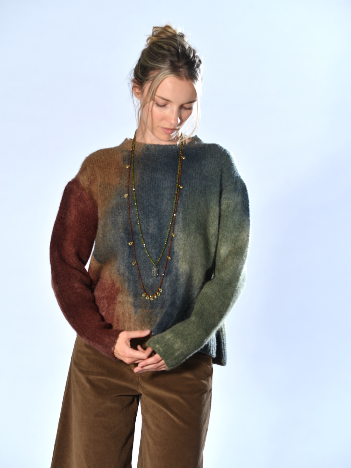 Maglia boxy multicolor F Cashmere in cashmere dipinto a mano, con scollo tondo, spalla calata e spacchi laterali