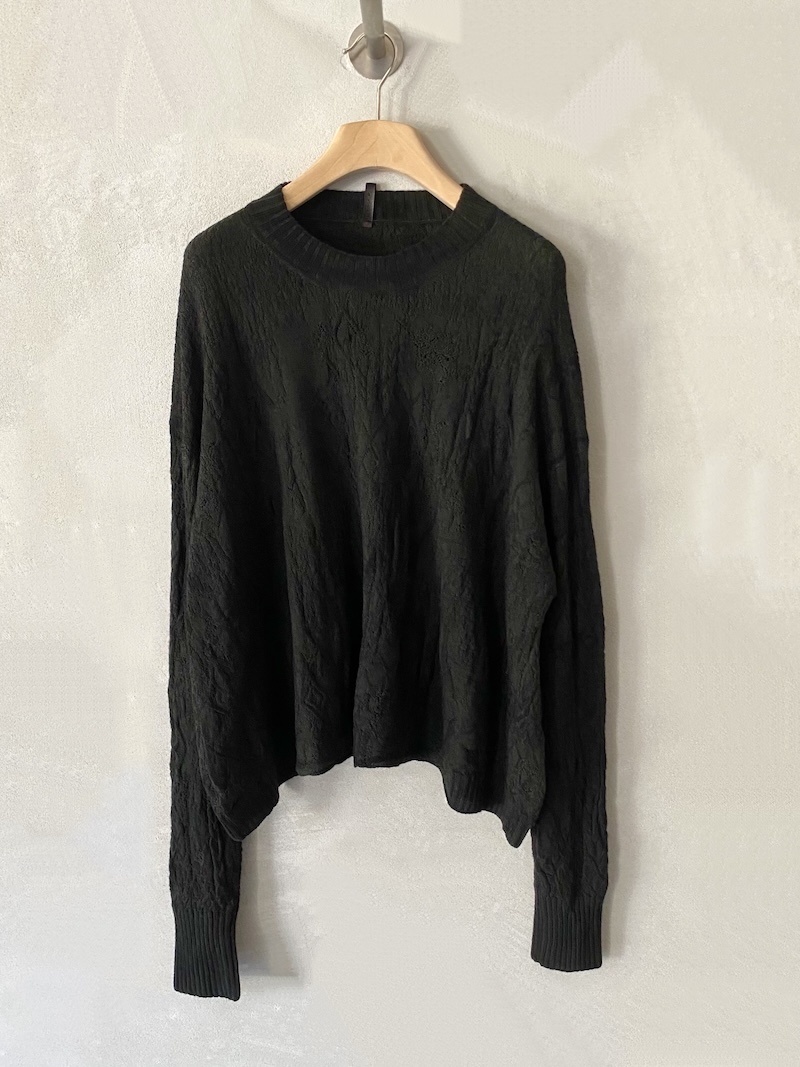 Green oversized sweater with raised workmanship, hand-shaded treatment, ribbed crew neck, dropped shoulders and raw-cut hem, Serie Numerica.