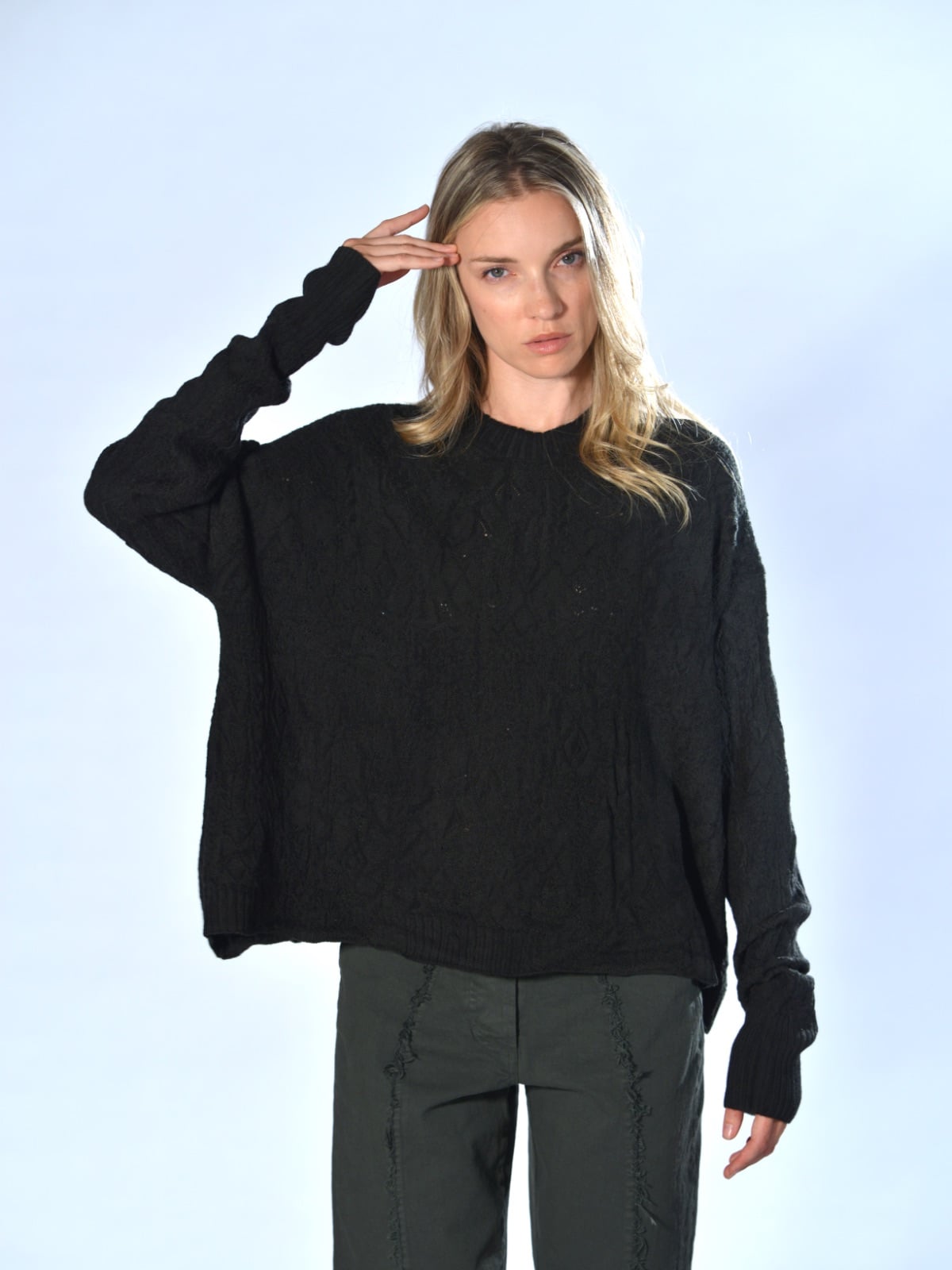 Maglia over verde con lavorazione a rilievo, trattamento sfumato a mano, girocollo a costine, spalla scesa e fondo a taglio vivo, Serie Numerica.