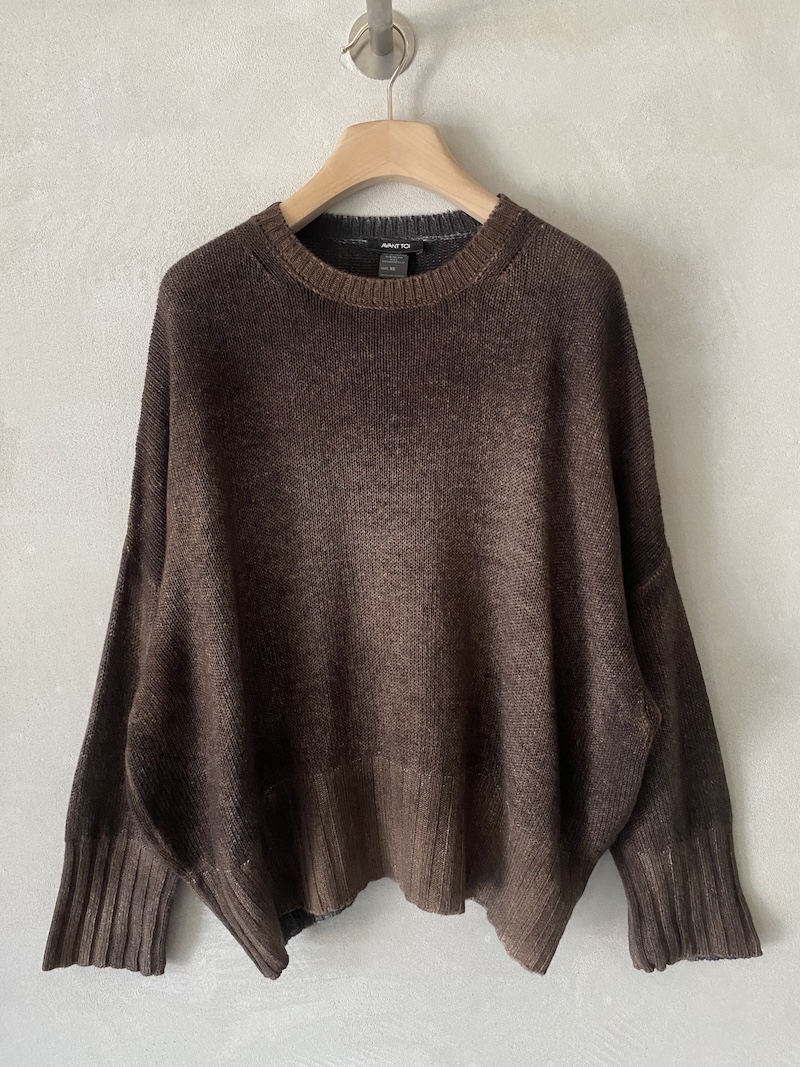 Maglia oversize marrone Avant Toi in cashmere dipinto a mano, con ampio scollo tondo e spalla calata