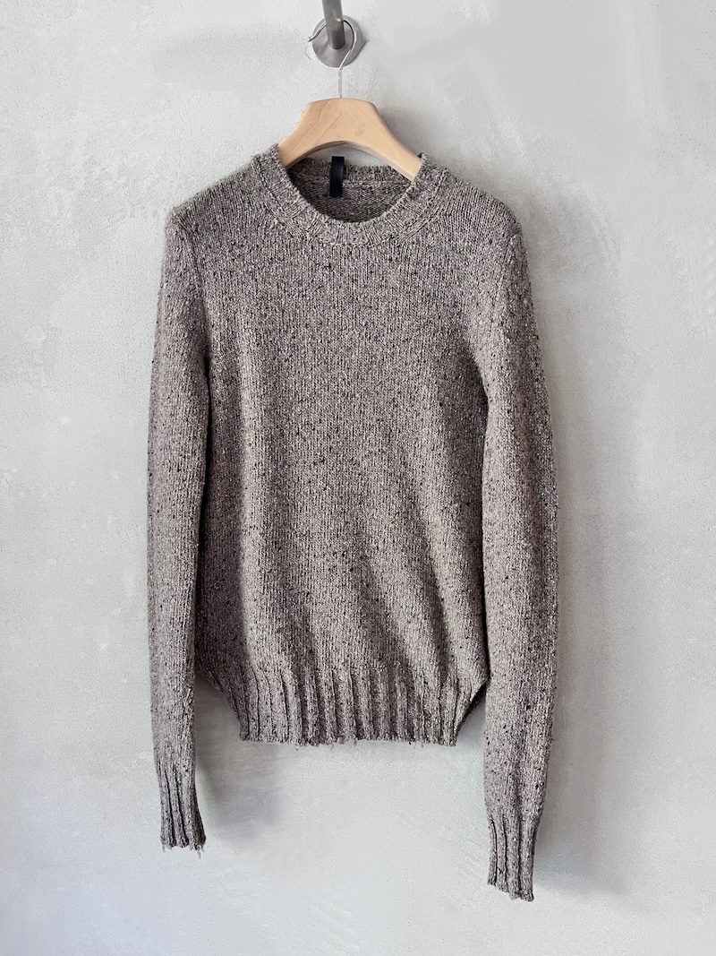 Maglia slim beige in cashmere mélange effetto Donegal con collo tondo, spalla regolare, maniche lunghe e bordi a costine, Serie Numerica.