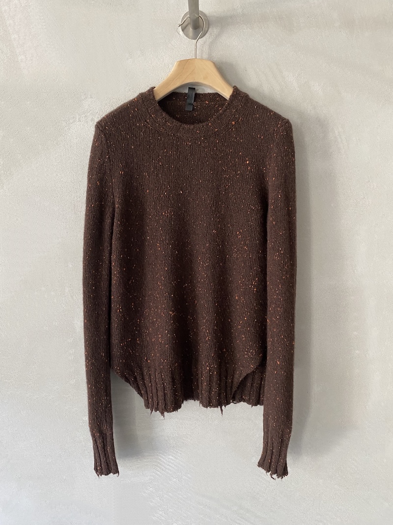 Maglia slim marrone in cashmere mélange effetto Donegal con collo tondo, spalla regolare, maniche lunghe e bordi a costine, Serie Numerica.